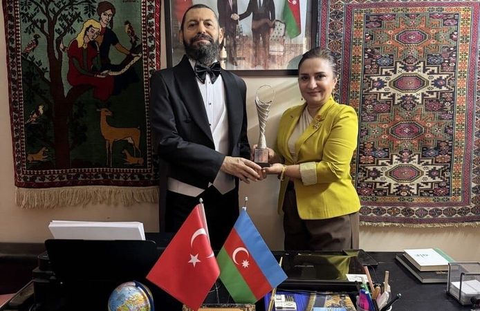 Dünyaca Ünlü Yazar Akif Manaf’a Anlamlı Ödül: “Barış Sanatı Ödülü”