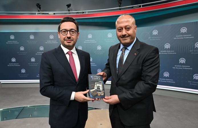 Ağrılı Gazeteci Atakan Çelik, Anadolu Ajansı’nın asırlık öyküsünü kitaplaştırdı