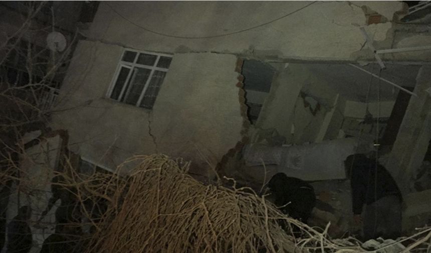 Elazığ Meydana Gelen Depremde Çok Sayıda Bina Yıkıldı, Ölü ve Yaralılar Var