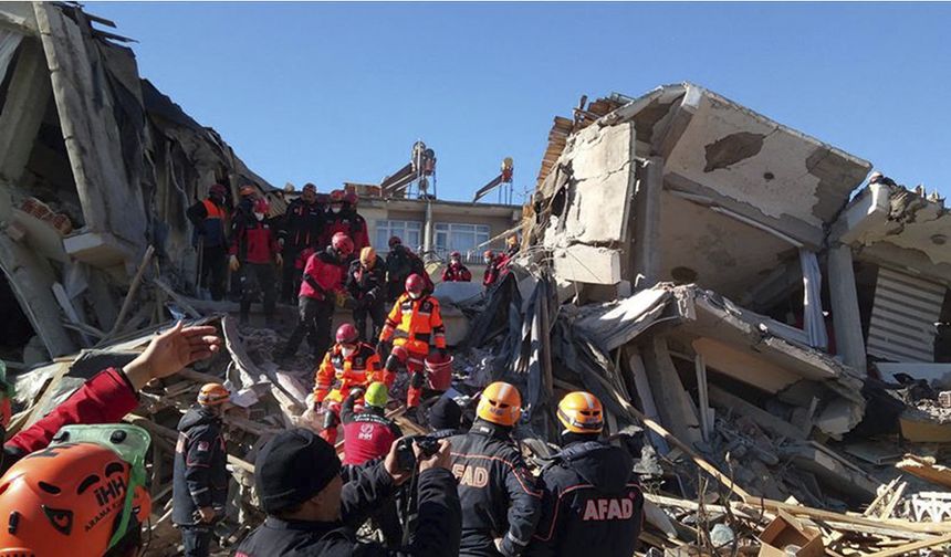 Elazığ'da  Deprem Enkazı Altında Kalan Vatandaşlarla İrtibat Kurulmaya Çalışılıyor