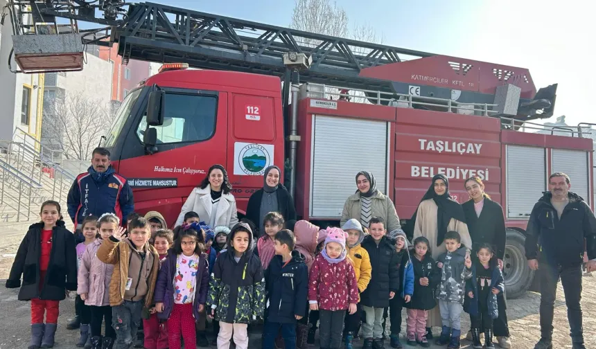 Taşlıçay Belediyesi İtfaiye Servisi’nden öğrencilere tatbikat