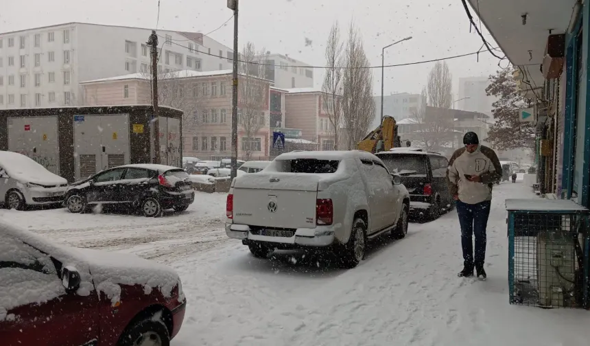 Doğubayazıt kardan örtüyle kaplandı!