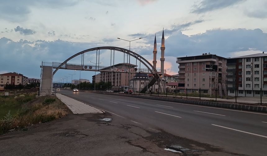 Ağrı'da üst geçit sorunu yaşanıyor