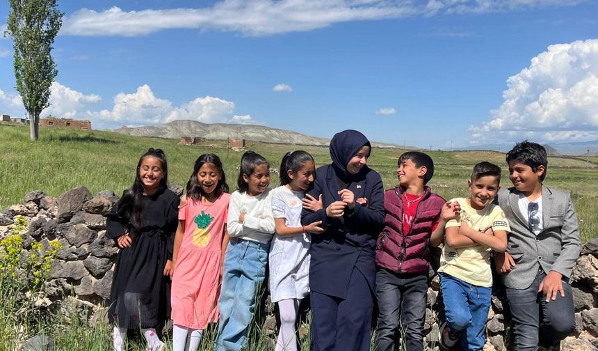 Ebrar Öğretmen, Ağrı’da gönüllere tahta kurdu!