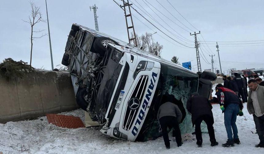 Patnos’ta Yolcu Otobüsü Kaza Yaptı, 16 Kişi Yaralandı
