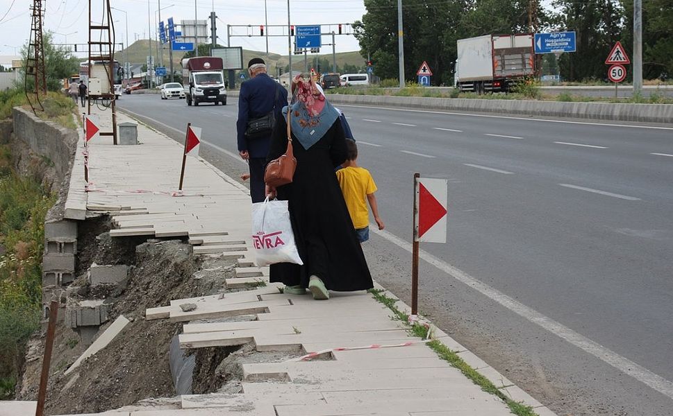 Ağrı’da yol çöktü, yetkililerden çözüm yok!
