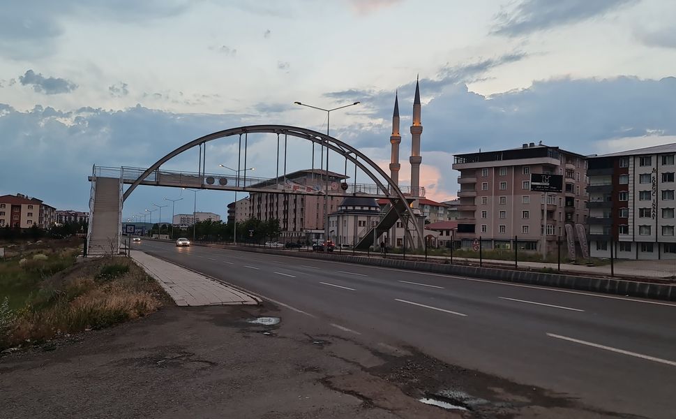 Ağrı'da üst geçit sorunu yaşanıyor