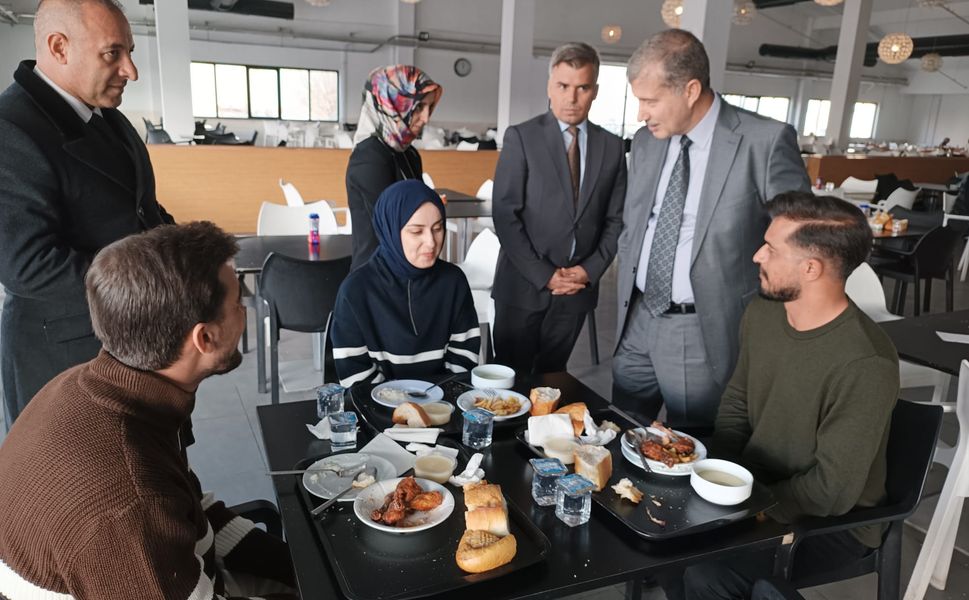 AİÇÜ Rektörü Prof. Dr. Gülçin, öğrencilerle yemekte buluştu