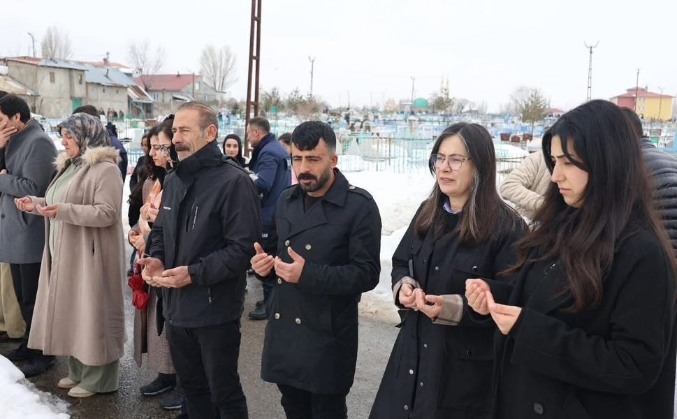 Hazal Aras’ın Mezarlık Ziyareti Tartışma Yarattı: Sosyal Medya İkiye Bölündü