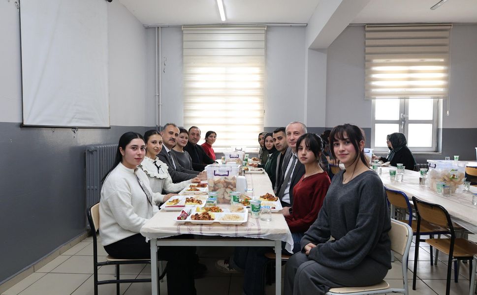 Ağrı Valisi Dr. Bozkurt Öğrencilerle Aynı Sofrada!