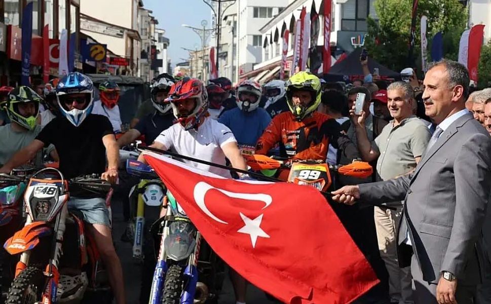 Ağrı’da Şampiyona Heyecanı Vali Bozkurt’un Damalı Bayrağıyla Başladı